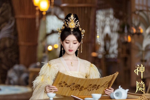 趙露思在仙俠劇《神隱》飾演阿音的絕美古裝扮相，服化質感極佳