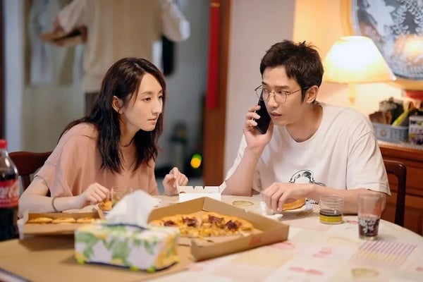 喜劇《童話故事下集》劇照，柯佳嬿飾演人妻，面對劉以豪飾演的媽寶老公，陷入想離也離不了的泥沼。