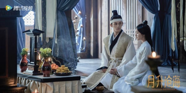 《星漢燦爛・月升滄海》劇照，飾演凌不疑的吳磊與飾演程少商的趙露思，CP感十足。