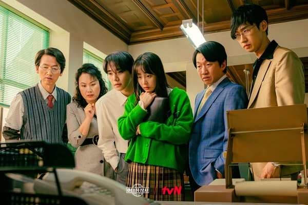 韓劇《颱風商社》劇照，李俊昊飾演青年社長強太風，細膩演技獲好評，帶動收視飆升，成爆款預定