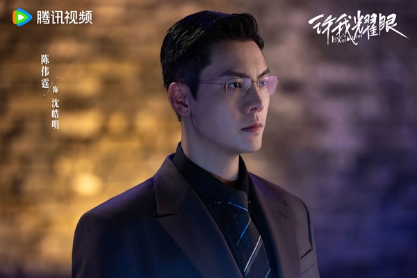 陸劇《許我耀眼》劇照，陳偉霆上演先婚後愛追妻火葬場劇情，該劇憑藉高潮迭起的劇情成功躋身網播量破十億排行榜