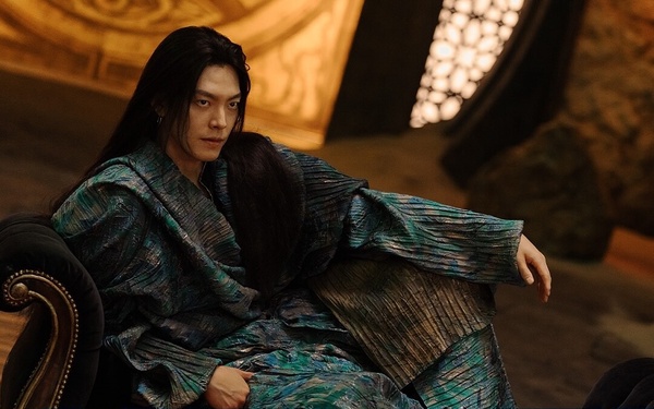 10月「韓劇演員」話題度TOP10：《颱風商社》俊昊第6、全智賢第10，冠軍演技評價兩極！