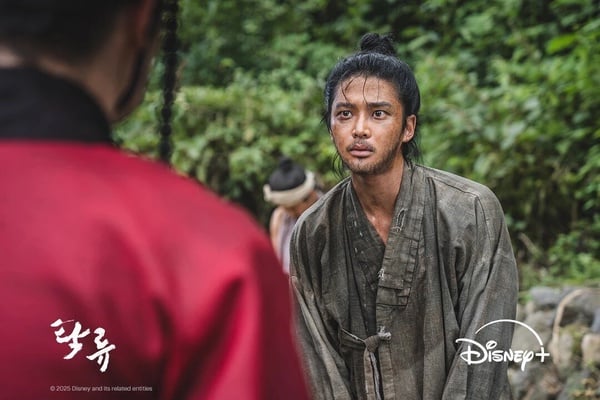 10月「韓劇演員」話題度TOP10：《颱風商社》俊昊第6、全智賢第10，冠軍演技評價兩極！