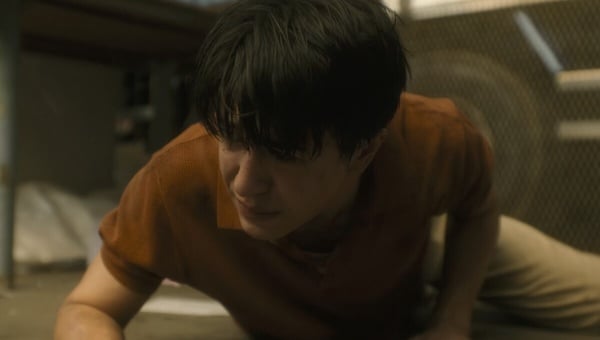 Netflix《回魂計》劇中角色Eason（尹浩宇飾）表情嚴肅，陷入危險處境。