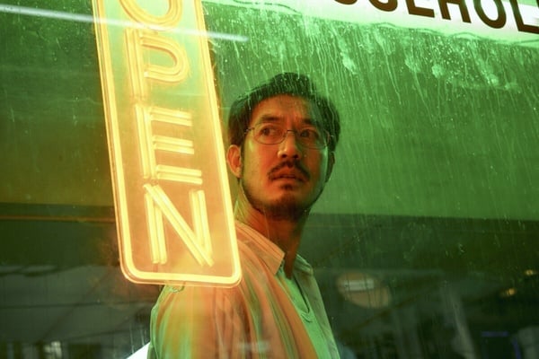 Netflix《回魂計》中的關鍵角色阿龐，在自己的小店裡，神情專注，其真實身分是第二季的重要謎團。