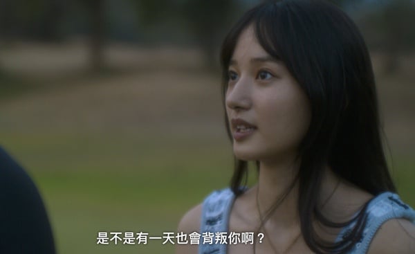 《回魂計》角色真真在高爾夫球場，對楊哥說話，表情透露出她的心機與野心，證明她並非單純受害者