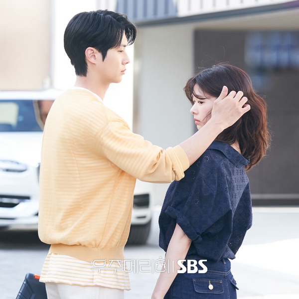 韓劇《宇宙Marry Me？》中，崔宇植與庭沼珉上演先婚後愛的浪漫喜劇。