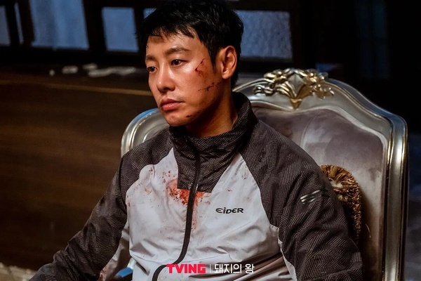 驚悚懸疑韓劇《豬玀之王》劇照，金東旭主演，探討因校園霸凌而展開復仇的沉重主題。