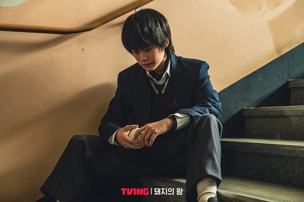 金東旭在韓劇《豬玀之王》中展現影帝級演技，完美詮釋因創傷而成為怪物復仇的主角