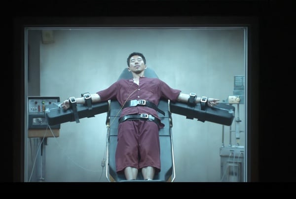 Netflix《回魂計》6個劇情秘密！猴子被復活諷刺張士凱？真真醒來象徵詐騙沒有盡頭！