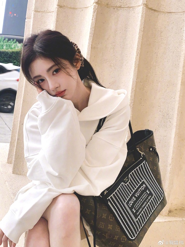 鞠婧禕自拍美照，其外型被網友認為非常適合出演豪門主題陸劇
