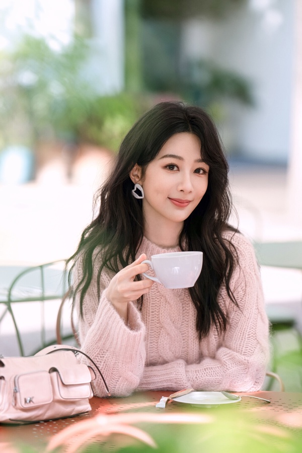 楊紫個人甜美照片，其鄰家女孩形象亦有潛力挑戰豪門千金角色