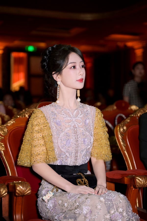 楊紫穿著華麗禮服，證明其也能駕馭高貴的豪門千金風格。