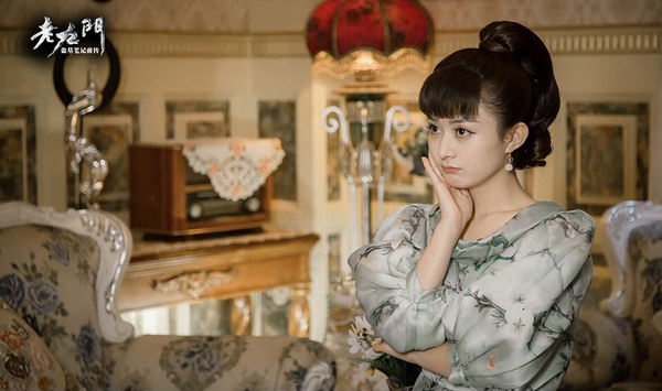 趙麗穎在民國陸劇《老九門》中飾演活潑可愛的千金小姐尹新月。