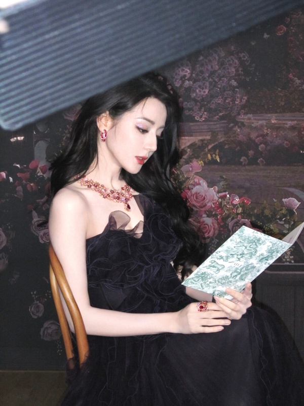 迪麗熱巴身穿華服，展現出與生俱來、不需刻意營造的高貴氣質
