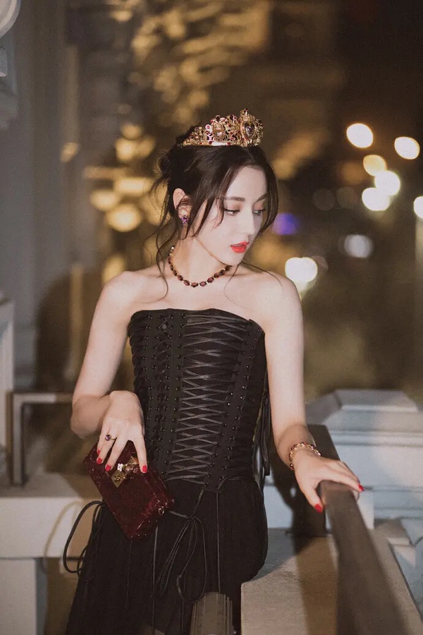 迪麗熱巴的時尚造型，其「高級臉」被公認為是豪門千金的完美代表
