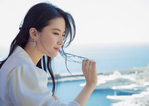 劉亦菲經典回眸照，展現其獨一無二的仙女氣質與豪門風範。