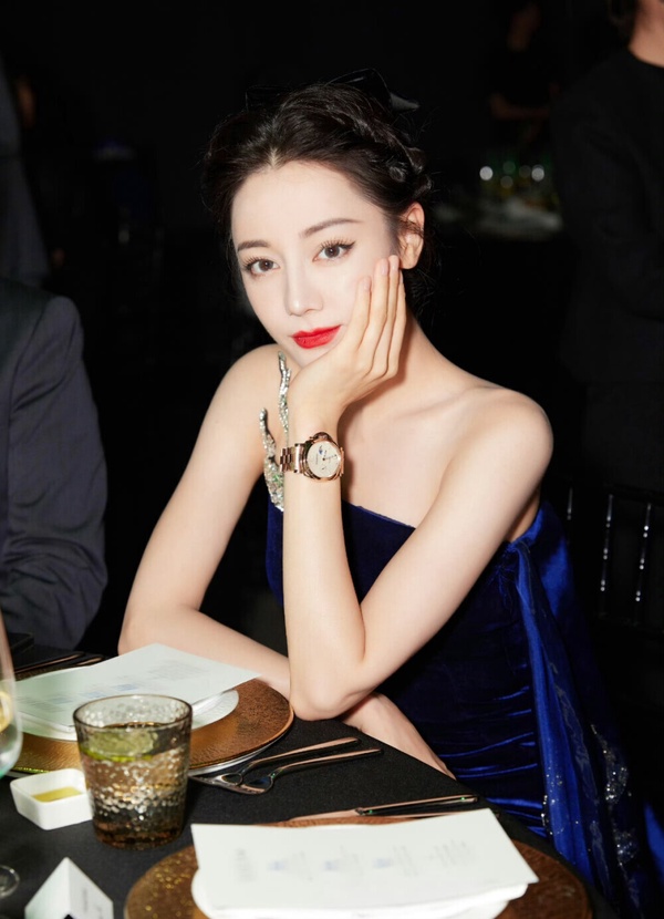 迪麗熱巴的美豔外型，讓她被認為能完美詮釋各種人設的豪門千金