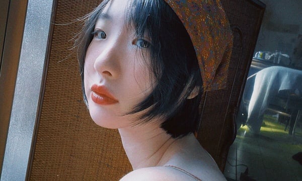 Netflix《回魂計》演員劉主平，其單眼皮外貌被認為神似影后周冬雨與金高銀