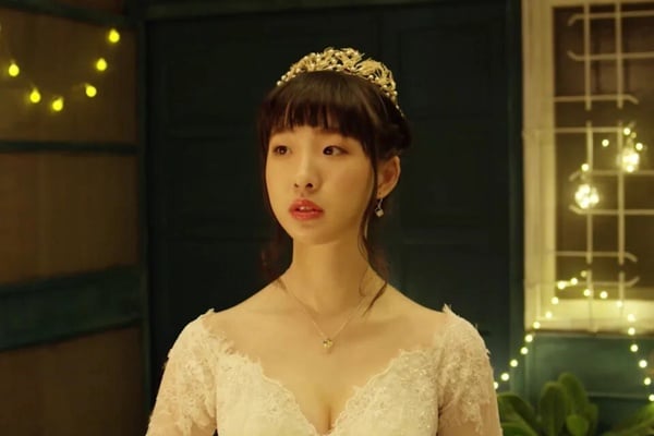 回顧劉主平在台劇《鏡子森林》中的客串，她與温貞菱上演了一場令人印象深刻的激吻戲