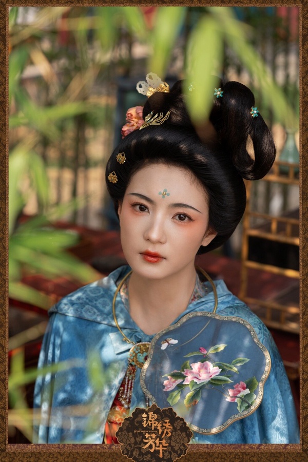 張雅欽今年在《錦繡芳華》飾演女二「李幼貞」，這角色人設雖然不討喜，因為喜歡劉暢，所以老是找何惟芳麻煩，但張雅欽的長相氣質溫婉，穿唐裝是真的很上相，演技也自然，人氣完全不輸女主角楊紫！而張雅欽手裡的待播劇熱度也不低，新劇會出演王鶴棣、李沁主演的《鹹魚飛升》！