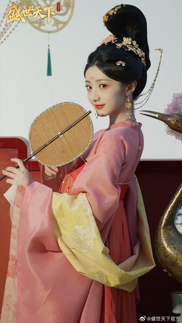 《盛世天下》是今年熱度很高的大型女頻互動遊戲，找來了黄羿飾演女主角伍元照，黄羿演過《與鳳行》及《玫瑰的故事》，近年人氣也不低，而她在《盛世天下》的古裝扮相絕美，不少網友都表示，黄羿在劇裡每一幀都美得讓人驚艷！除了顏值外，黄羿的演技穩定，眼神都是戲，情緒層次飽滿，同樣獲得許多好評！