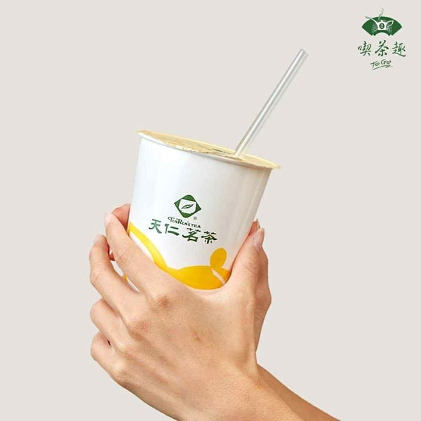 天仁茗茶員工推薦飲品香橙四季烏龍，杯中可見新鮮柳橙片