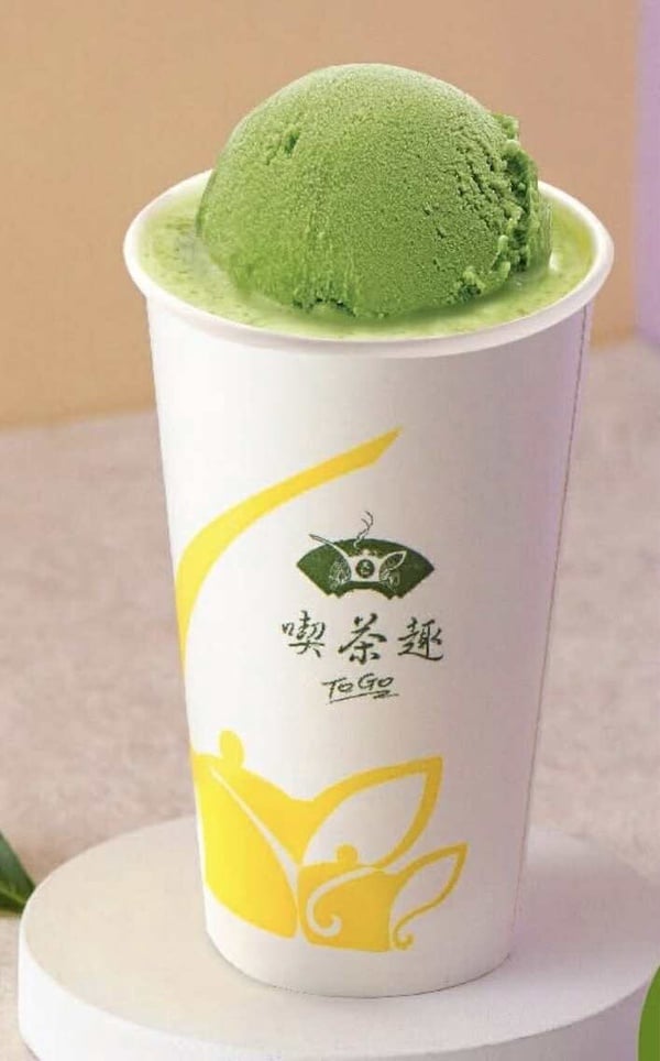 天仁茗茶推薦飲品抹茶冰淇淋奶綠，綠茶上有大球抹茶冰淇淋