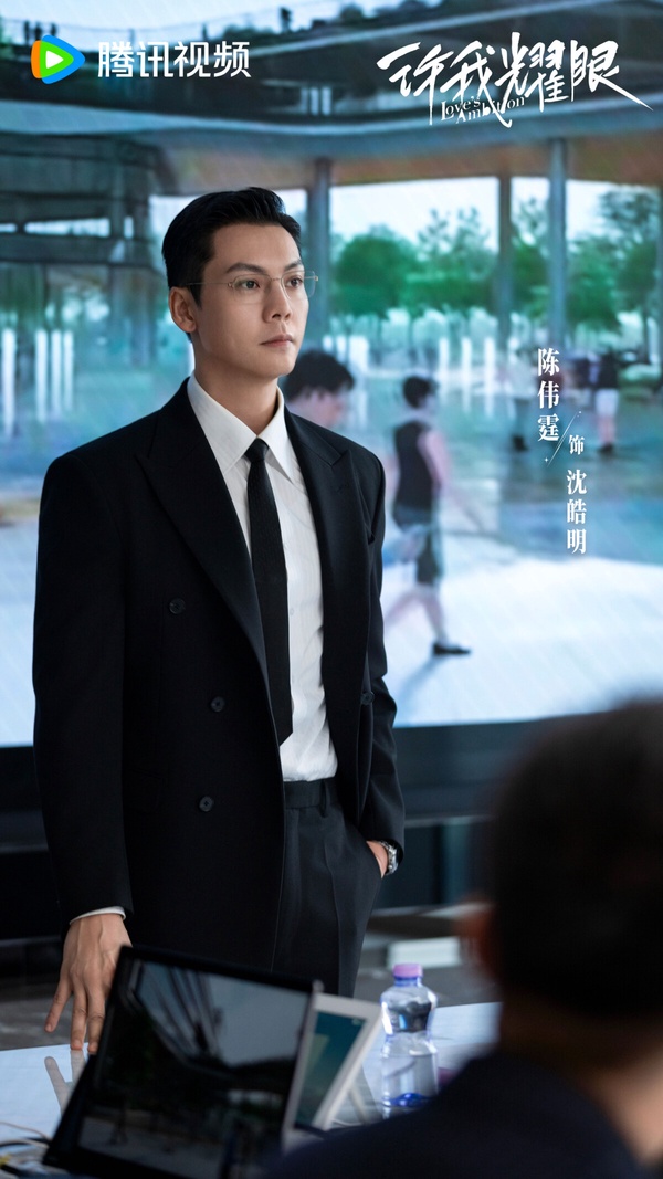 陳偉霆的演員路很特別，他是歌手出身，早期在香港發展，但一直不紅，後來將事業重心轉往大陸，2013年一部《古劍奇譚》讓陳偉霆和李易峰都火成頂流男星，同劇的配角迪麗熱巴、高偉光也都通通爆火。後續陳偉霆主演許多古裝劇，搭檔的也基本都是一線女星，最成功的就是搭檔趙麗穎的民國劇《老九門》。