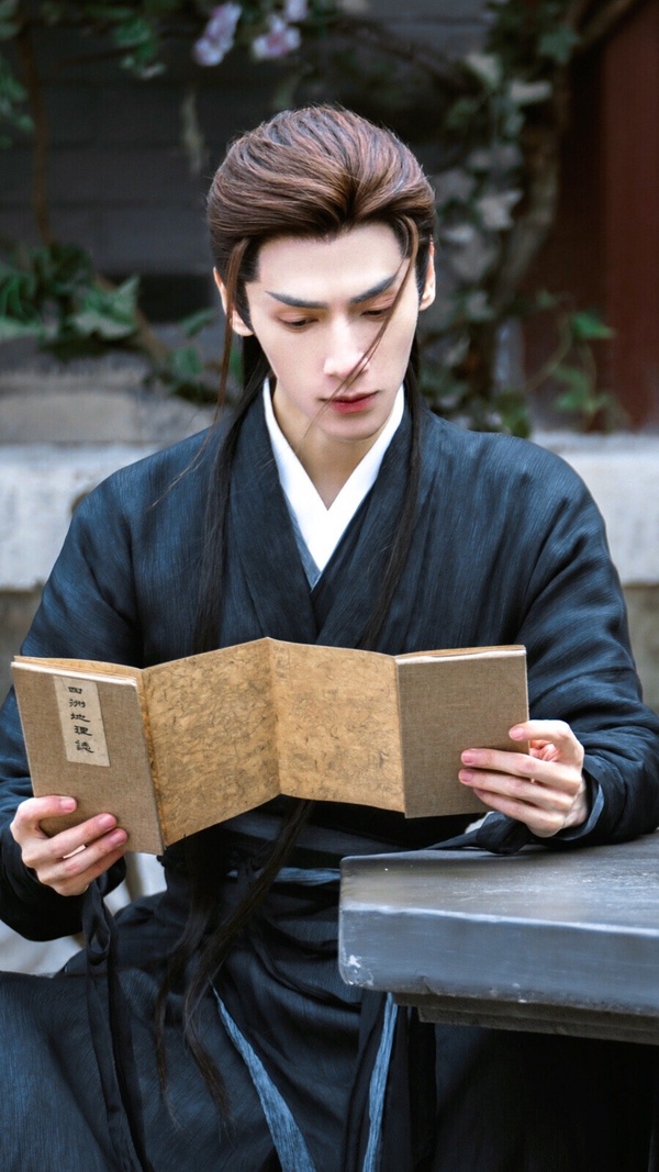 羅雲熙也是85生中發展得很好的男星，一部《香蜜沉沉燼如霜》讓羅雲熙崛起，後來羅雲熙就成為觀眾喜愛的古裝男神，近年又有《長月燼明》、《半是蜜糖半是霜》等代表作。