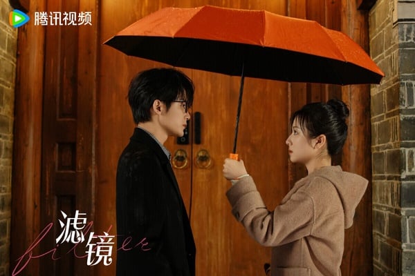 《濾鏡》是2025上檔的甜寵劇中，劇情比較「反套路」的一部。《濾鏡》是《長相思》作者桐華的原創劇本，設定很新鮮，女主蘇橙橙外貌可以一直改變，她變成美女、變成羊駝，還變成檀健次，超級搞笑！檀健次和李蘭迪演技穩定，撐起了角色人設。劇本立意也很好，豆瓣評分高達7.3。