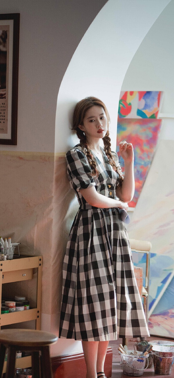 近年劉亦菲主演的《夢華錄》、《去有風的地方》和《玫瑰的故事》幾乎都獲得了成功。《玫瑰的故事》改編自亦舒的小說，講述女主角黃亦玫的幾段感情故事。劇裡有五個男主角，有妹控哥哥、初戀白月光、老公、靈魂伴侶、年下奶狗弟弟，每條線都看點滿滿，高質感又養眼。