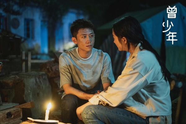 青春情感劇《曾少年》改編自九夜茴的小說，這部劇分為少年篇和大學篇，兩部評價都挺高呢！而大學篇愛情線的比重更重，走青春疼痛文學的風格。劇裡有不少多角戀、CP大亂燉，有點狗血，但劇情精彩，親情、友情、愛情都讓人有共鳴。
