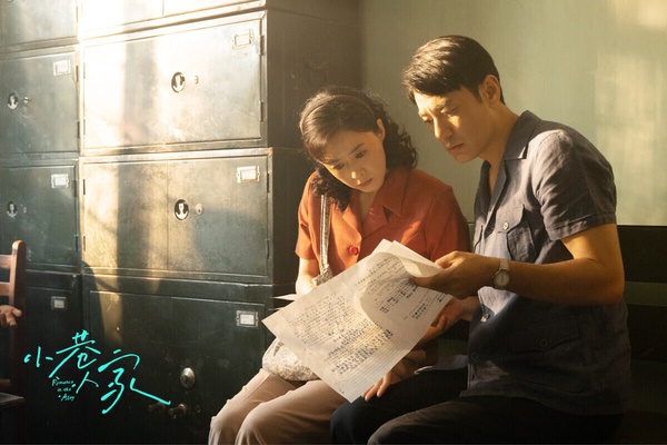 《小巷人家》是前陣子Netflix上線的陸劇，或許是因為題材的關係，在Netflix上熱度不高，但這部劇在中國播出時，對打虞書欣《永夜星河》、趙露思《珠簾玉幕》兩部高話題陸劇，口碑更高，熱度也不輸呢！這是部年代懷舊劇，本來大家以為會是一部比較沉悶的劇，沒想到完全不會！劇情溫馨寫實，情感細膩，許多觀眾都很愛看閆妮和蔣欣的對手戲，她們太會演了！