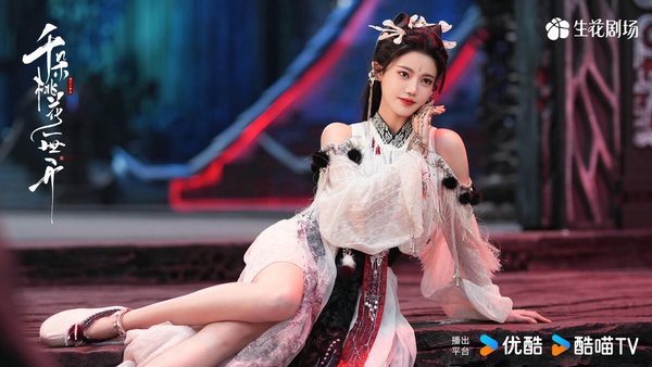 張彬彬主演的仙俠劇《千朵桃花一世開》不像《白月梵星》、《獻魚》衝出了高話題，卻是2025評價不錯的仙俠劇。本來大家都以為又是俗套的N生N世仙俠虐戀，沒想到《千朵桃花一世開》劇情挺新鮮。號稱仙俠版《想見你》，男主為了拯救女主，一次次回到過去，宿命感滿滿。
