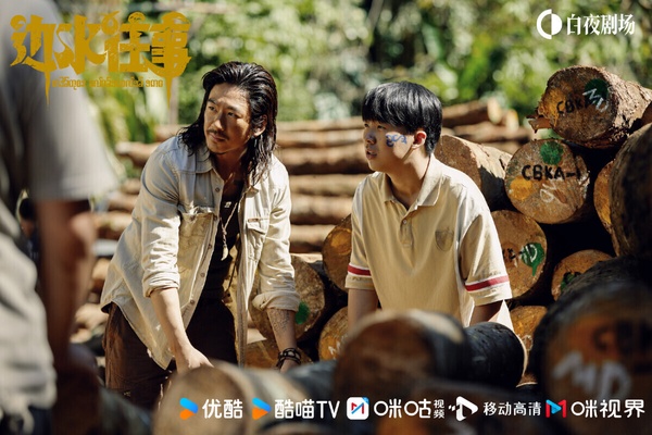 《邊水往事》是2024年意外小火的黑馬劇，找來《贅婿》郭麒麟，搭檔港星吳鎮宇。講述男主沈星為了混口飯吃，投奔在「三邊坡」當包工頭的舅舅，然而舅舅卻失蹤了。沈星急著給工人們發工資，但也因此背上巨債。為了還債，沈星成為猜叔手下的一名司機，為深山中的各方勢力運送物資，展開的冒險故事。
