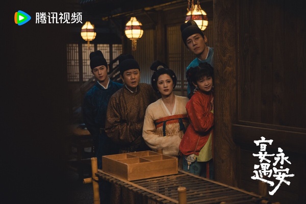 《宴遇永安》開播熱度飆漲！全家穿越直播賣貨超爆笑，王影璐、李昀銳禁忌戀卻評價兩極