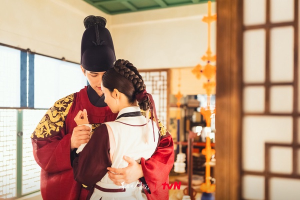 2025 tvN韓劇收視排行TOP10！俊昊《颱風商社》狠超《未知的首爾》登第2，冠軍飆破17%