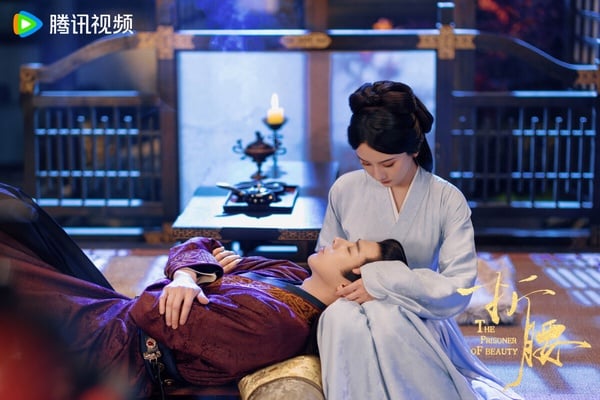 《折腰》是2025必追陸劇，這是亂世梟雄和敵家之女先婚後愛的故事，男女主角有家仇，是對立的身分，卻不得不先婚後愛。《折腰》節奏快，梟雄和美人的設定張力十足，劉宇寧、宋祖兒也有CP感，愛情線拍得讓人心癢癢，很多觀眾一打開《折腰》後都淪陷了。