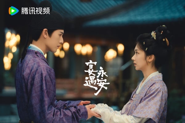 《宴遇永安》改編自人氣小說《長安小飯館》，劇情結合穿越、美食和甜寵，風格有點類似《卿卿日常》，但編劇功底卻差很多。《宴遇永安》原著小說美食是一大亮點，又結合一家人集體穿越的設定，其實挺有趣，但劇版拍得不太吸引人。《宴遇永安》開篇沒有太多美食情節，愛情線、家人群像也拍得不太吸睛，失去原著溫暖治癒的調性。不過《宴遇永安》風格很輕鬆，作為下飯劇還是可以一追。
