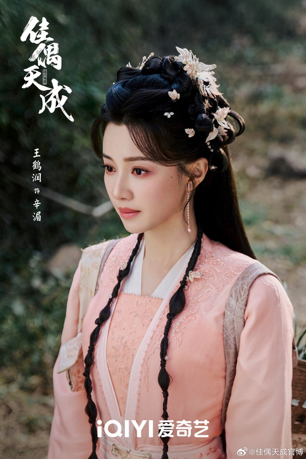 任嘉倫的古裝劇一向都有高期待！《佳偶天成》是古裝仙俠題材，任嘉倫合作新面孔小花王鶴潤。大家對王鶴潤可能不太熟悉，不過應該會對《蓮花樓》裡的女反派角麗譙有印象，她的古裝造型很美豔上相！