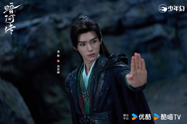 龔俊主演的《暗河傳》改編自周木楠的同名小說，是《少年歌行》的外傳。因著《少年歌行》的好口碑，讓大家對《暗河傳》有了高期待，而《暗河傳》首播後評價不錯呢！沒有讓劇迷失望。《暗河傳》節奏不拖沓，環環相扣，一個事件引發一個事件，且劇中的打戲、特效都拍得很大氣磅礡，是不輸《凡人修仙傳》、《藏海傳》的大男主古裝劇。