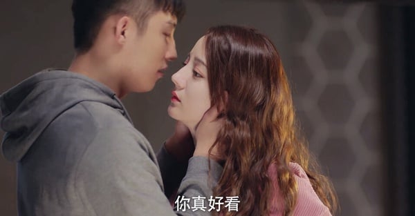 《幸福，觸手可及》當年一開播，就靠著迪麗熱巴和黃景瑜的超強火花，瞬間成為高討論度的熱門劇。兩人在劇中是超惹火的成人路線，雙A組合互懟互撩，把吵架當情趣，一言不合就親親。
