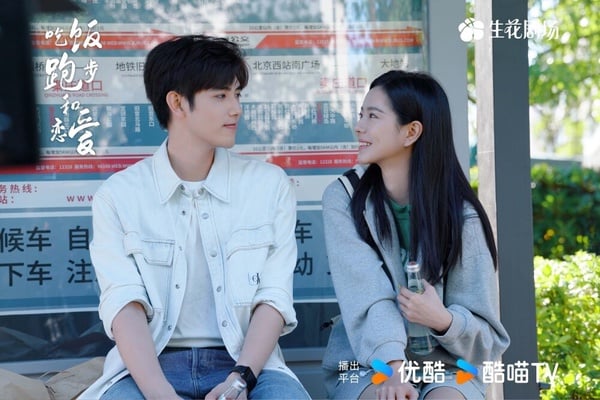 《吃飯跑步和戀愛》講述校內風雲人物甘揚，對總是行色匆匆的女孩丁之童一見鍾情。但二人的經濟差距以及現實問題，成為無法掩蓋的矛盾。甘揚家中產業衰敗，他隱瞞真相與丁之童分手。丁之童誤以為自己被拋棄，深受打擊又突逢巨變，從而痛恨甘揚。六年後，兩人在生意場上再次相遇。