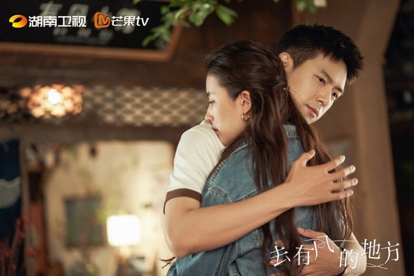 高評分陸劇《去有風的地方》主角劉亦菲與李現劇照，展現劇中溫暖治癒的愛情故事