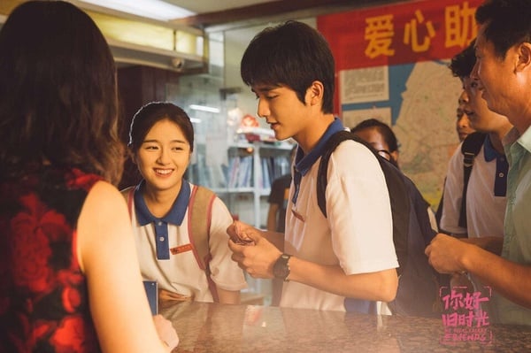 豆瓣8.6分陸劇《你好，舊時光》劇照，張新成飾演的林楊溫柔注視著李蘭迪飾演的余周周。