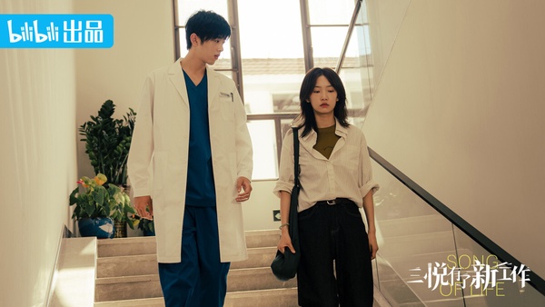 陸劇《三悅有了新工作》劇照，周依然飾演的化妝師趙三悅在工作中感悟生死