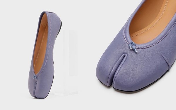 Maison Margiela 經典必買單品 Tabi 皮革分趾芭蕾舞鞋，紫色款。