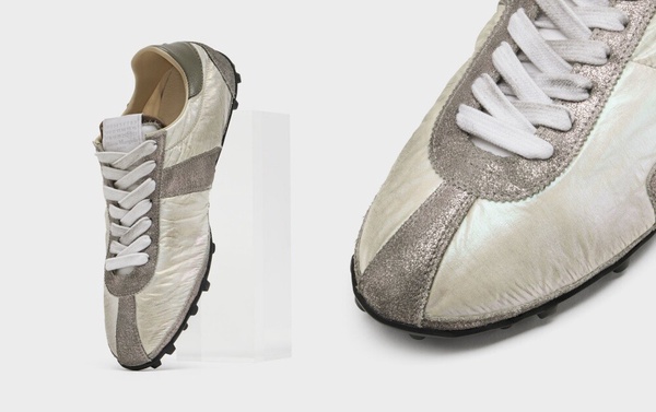 Maison Margiela Sprinter 解構復古休閒鞋，採用金屬光澤布料與麂皮拼接。