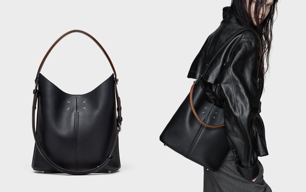 Maison Margiela 新款 Dress-age Hobo 馬術包，黑色皮革搭配流線設計。